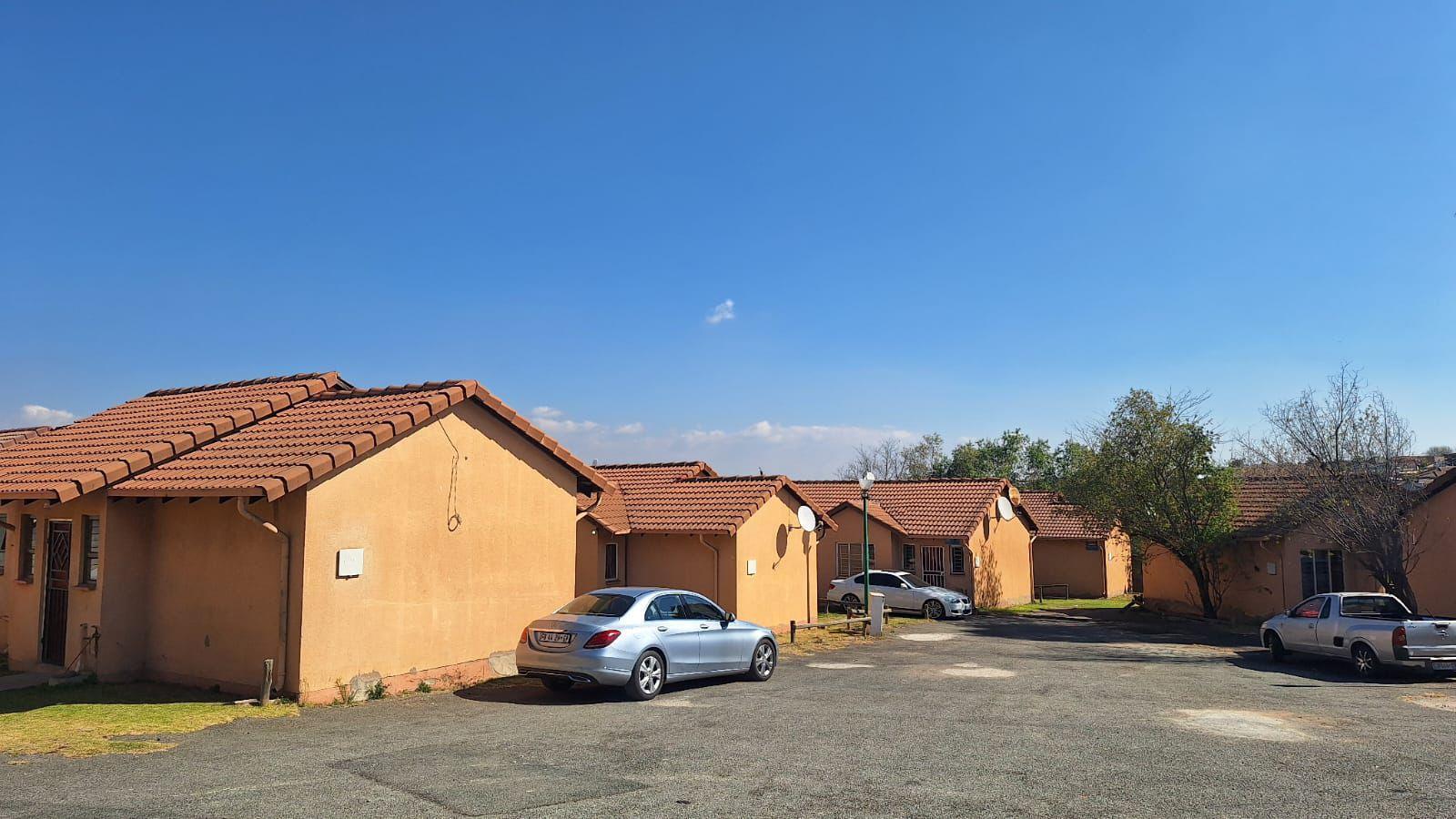 2 Bedroom Simplex in Lombardy East