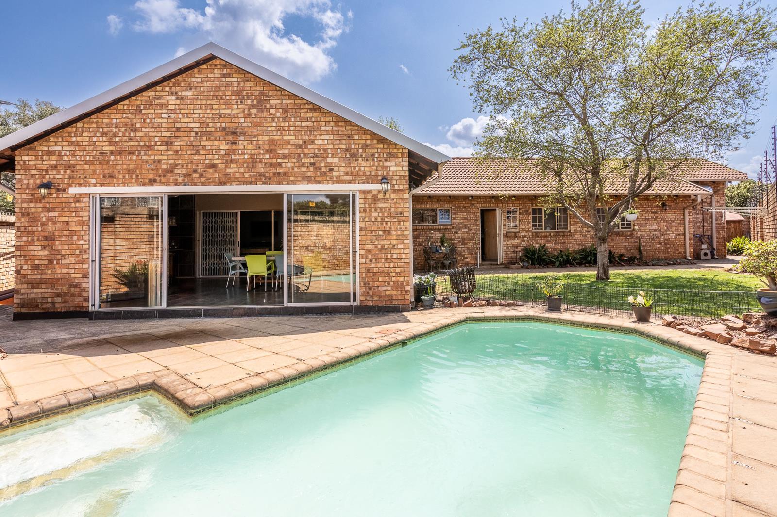4 Bedroom House in Rietvalleirand