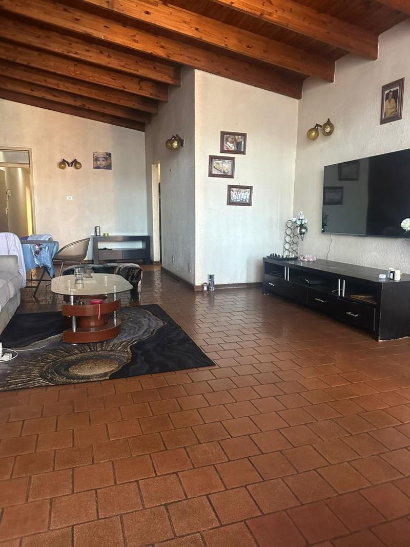 3 Bedroom House in Bezuidenhout Valley