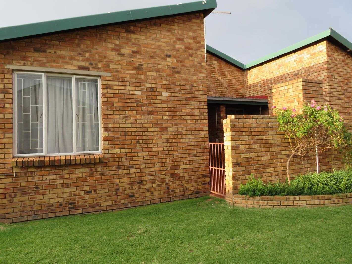 2 Bedroom Townhouse in Grobler Park